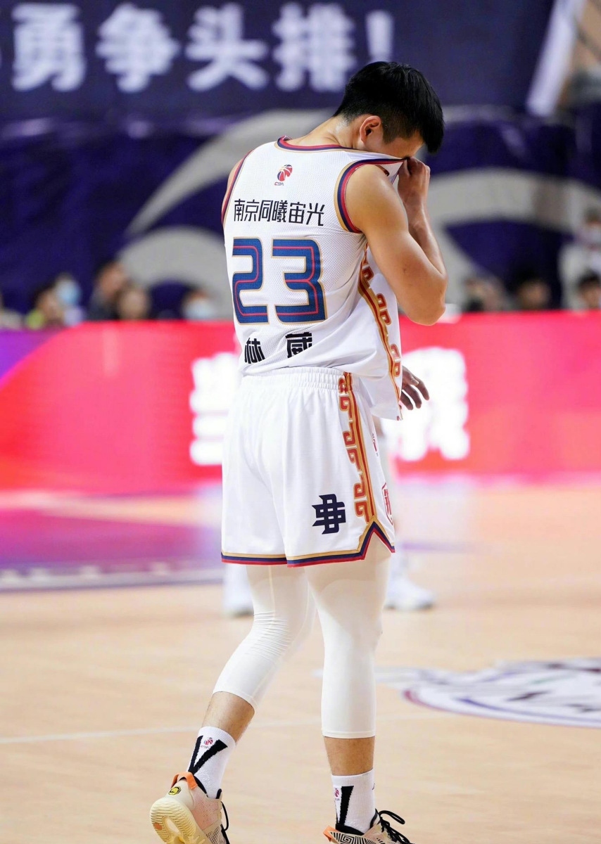 泛亚电竞官网 -清晨深圳男篮调整名单以备英超，队长鼓劲环节打磨，压力陡增，临场指挥获称赞的简单介绍