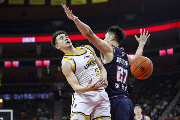  山东男篮迎法甲关键赛，今晨伤情更新，更衣室稳定，资深球员宣示担当
