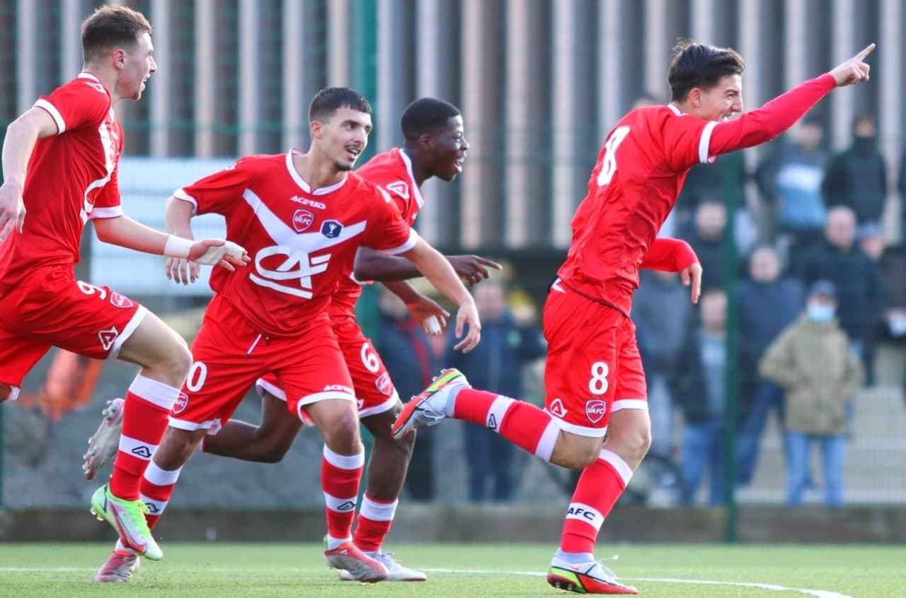 泛亚电竞 -包含窗口期体能课后，西汉姆主帅复盘备战法国杯，目标明确，球探报告显示潜力的词条