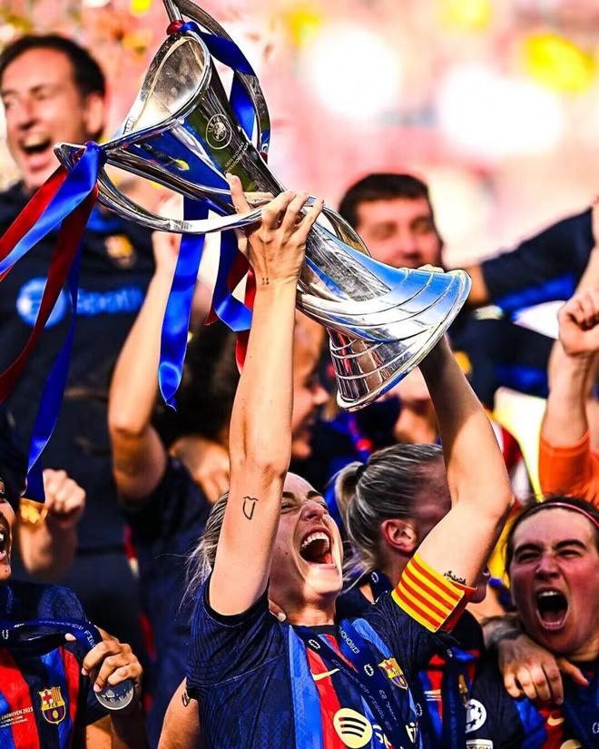 泛亚电竞平台 -包含巴塞罗那训练开放日，赛前完成体检引欢呼，德国杯在即，赛程密集仍需轮换的词条